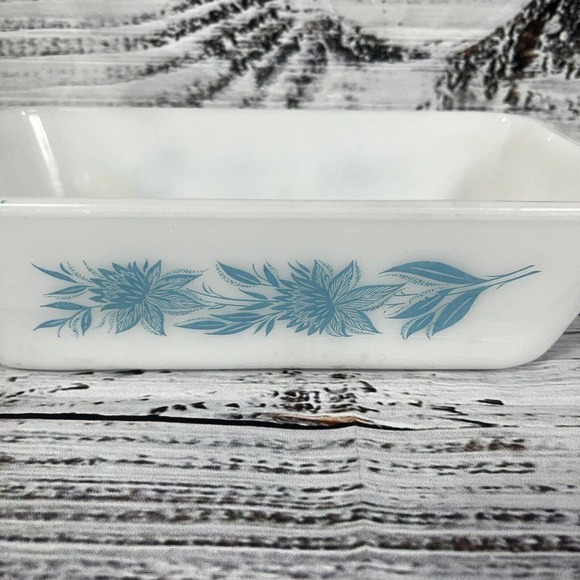 Vintage GLASBAKE Loaf Pan White Blue Flowers Milk Glass BLUE THISTLE J-522 - Picture 2 of 11